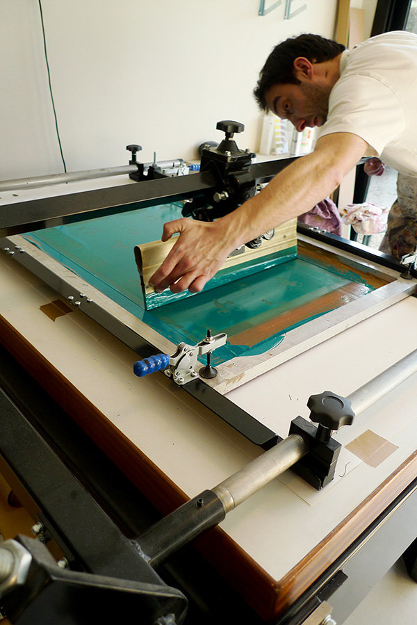 Impression dans l'atelier de sérigraphie Dezzig