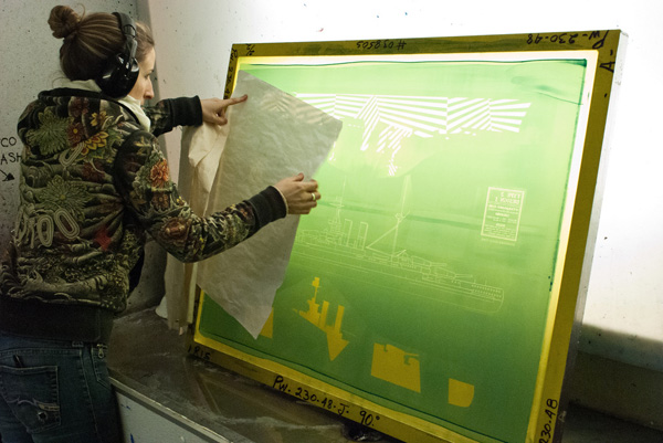 Iris Sautier dans l'atelier / photo © La Bourgeoise Sérigraphe