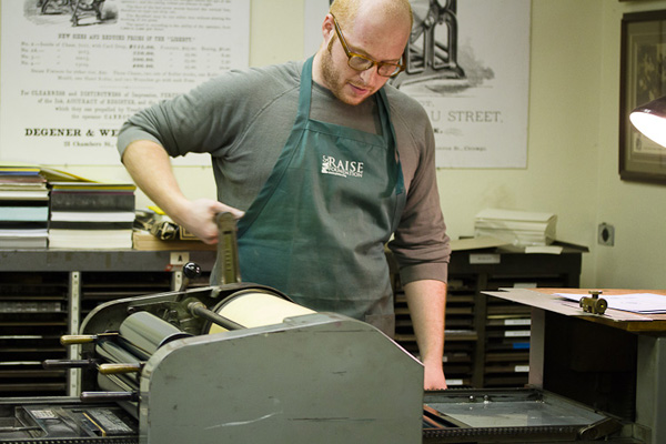 Josh Korwin sur une Vandercook 15-21