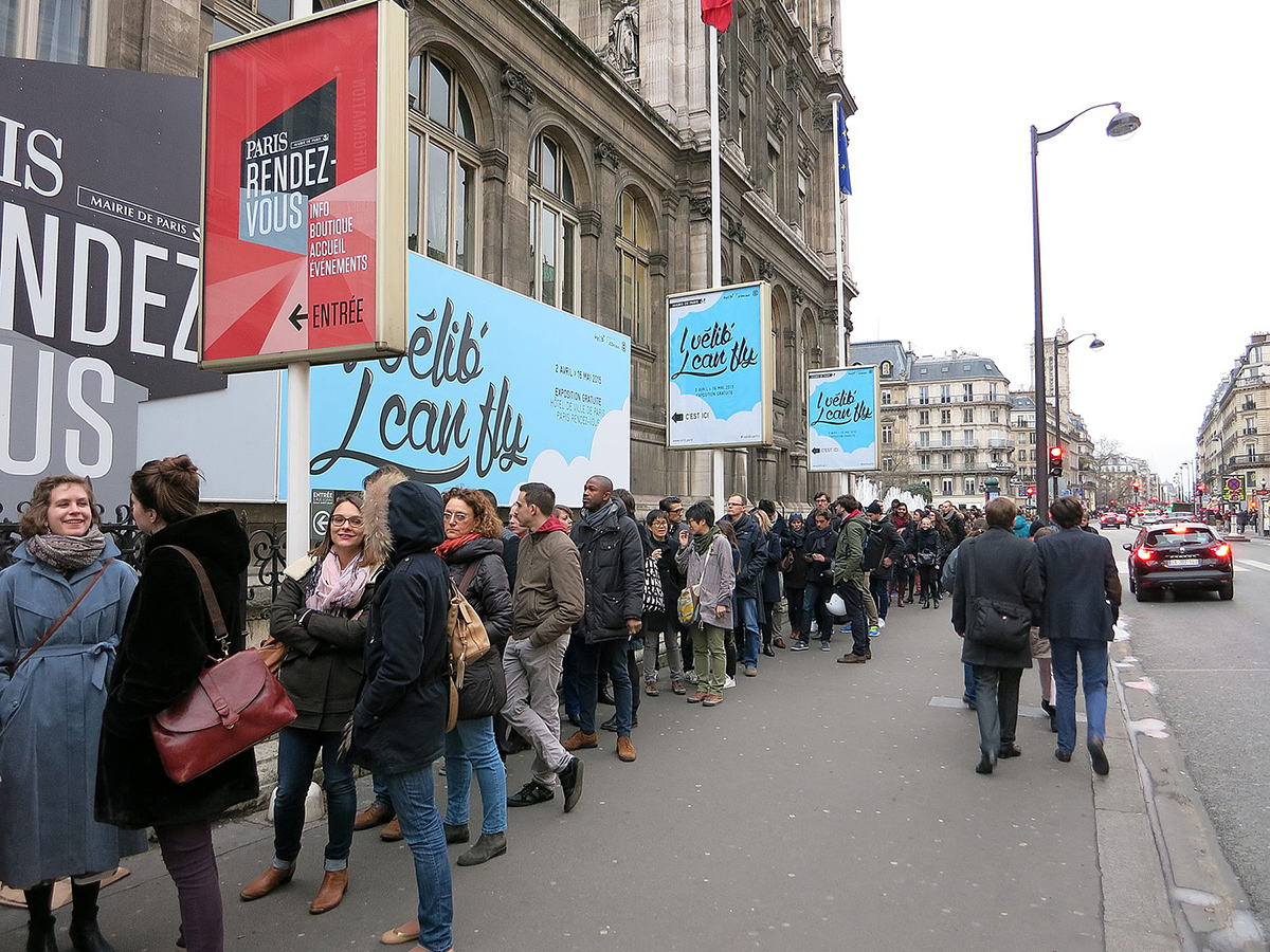Une longue file d'attente pour l'exposition I Vélib’, I can fly + ARTCRANK