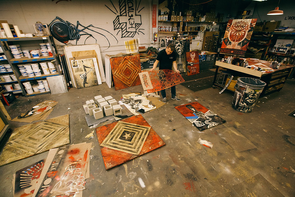 Shepard Fairey dans son atelier