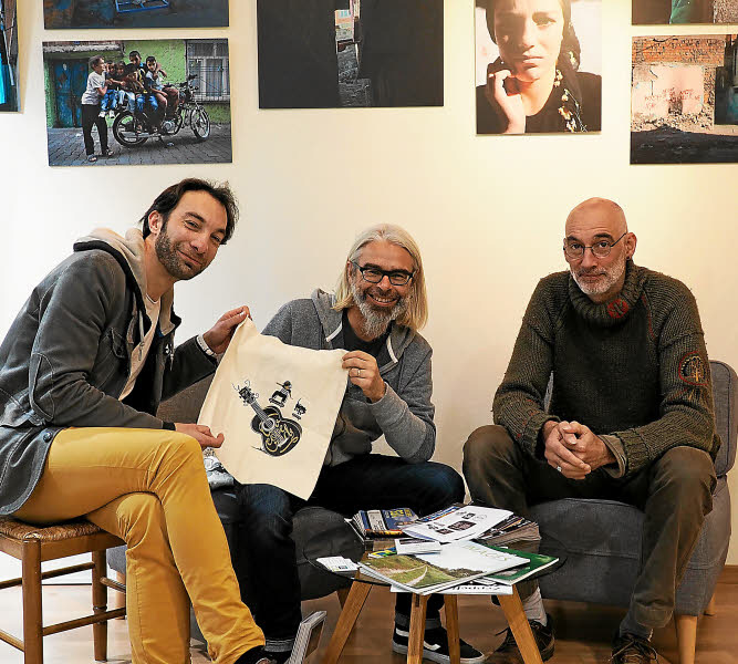 Stéphane Constabt (Zig), Seb Uguet, membre de l'association #midià14h et Gaël Cloarec de la Maison photographique. © Le Télégramme, Marin du Couëdic