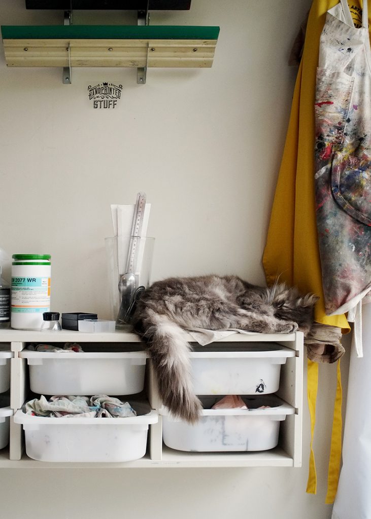 Dans l'atelier de sérigraphie : le chat de son maître en plein effort ;-)