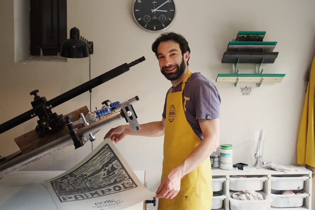Stéphane Constant dans l'atelier de sérigraphie Dezzig