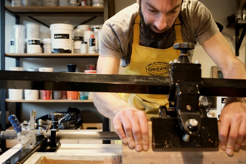 Stéphane Constant sérigraphie dans l'atelier Dezzig