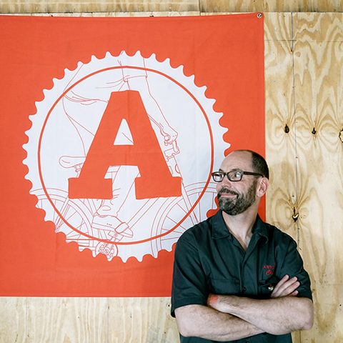 INTERVIEW DE CHARLES YOUEL, FONDATEUR DE ARTCRANK : "NOUS RENDONS L’ART AUSSI ACCESSIBLE QUE LES VÉLOS".